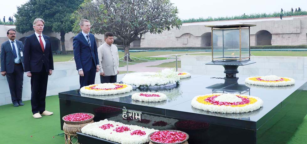 Edgars Rinkevics, Minister of Foreign Affairs of Latvia pays homage at the Samadhi of Mahatma Gandhi at Rajghat in New Delhi 