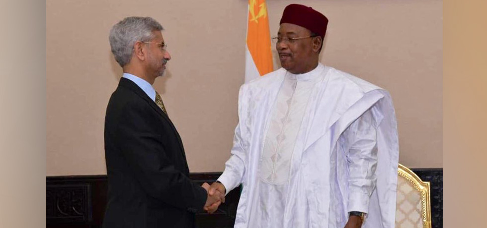 External Affairs Minister calls on Issoufou Mahamadou, President of Niger in Niamey