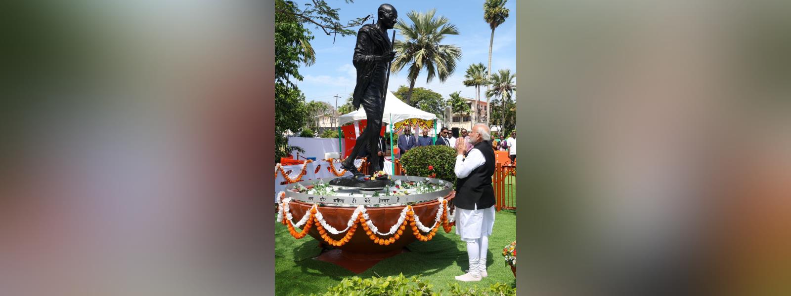 Prime Minister Shri Narendra Modi paid homage to Mahatma Gandhi at his statue mounted at the historic Promenade Gardens in Georgetown