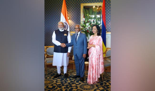 Prime Minister Shri Narendra Modi received by President of Mauritius, H.E. Mr. Dharambeer Gokhool at the State House in Mauritius